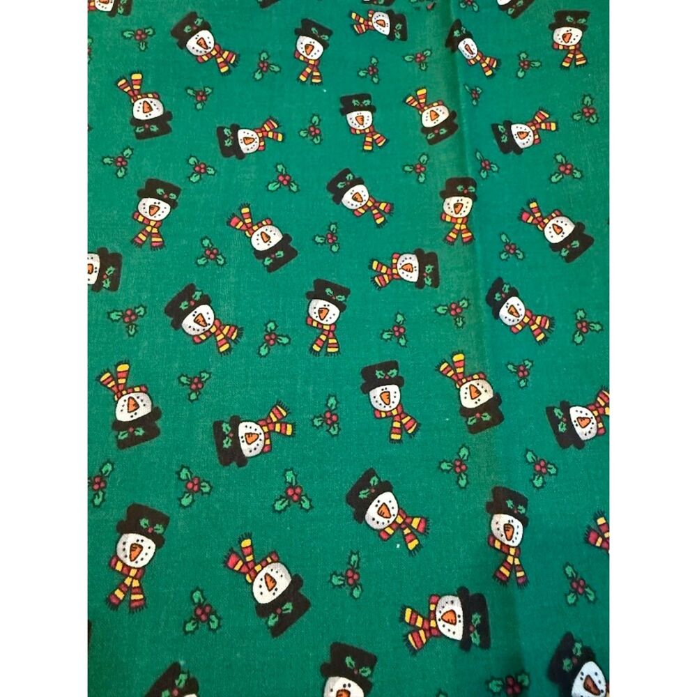 TRENA'S LITTLE BIT OF CHRISTMAS III - SNOWMAN W/SCARVES ON GREEN